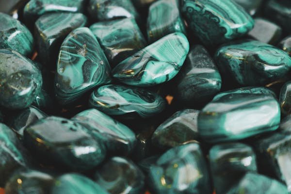Découvrez les caractéristiques fascinantes de la malachite naturelle