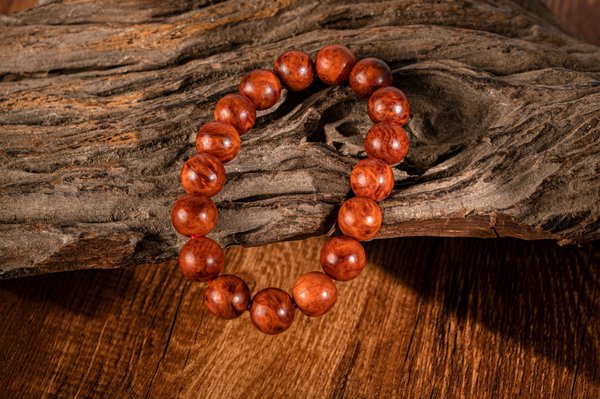 Bijoux et accessoires en bois : l'authenticité à votre portée